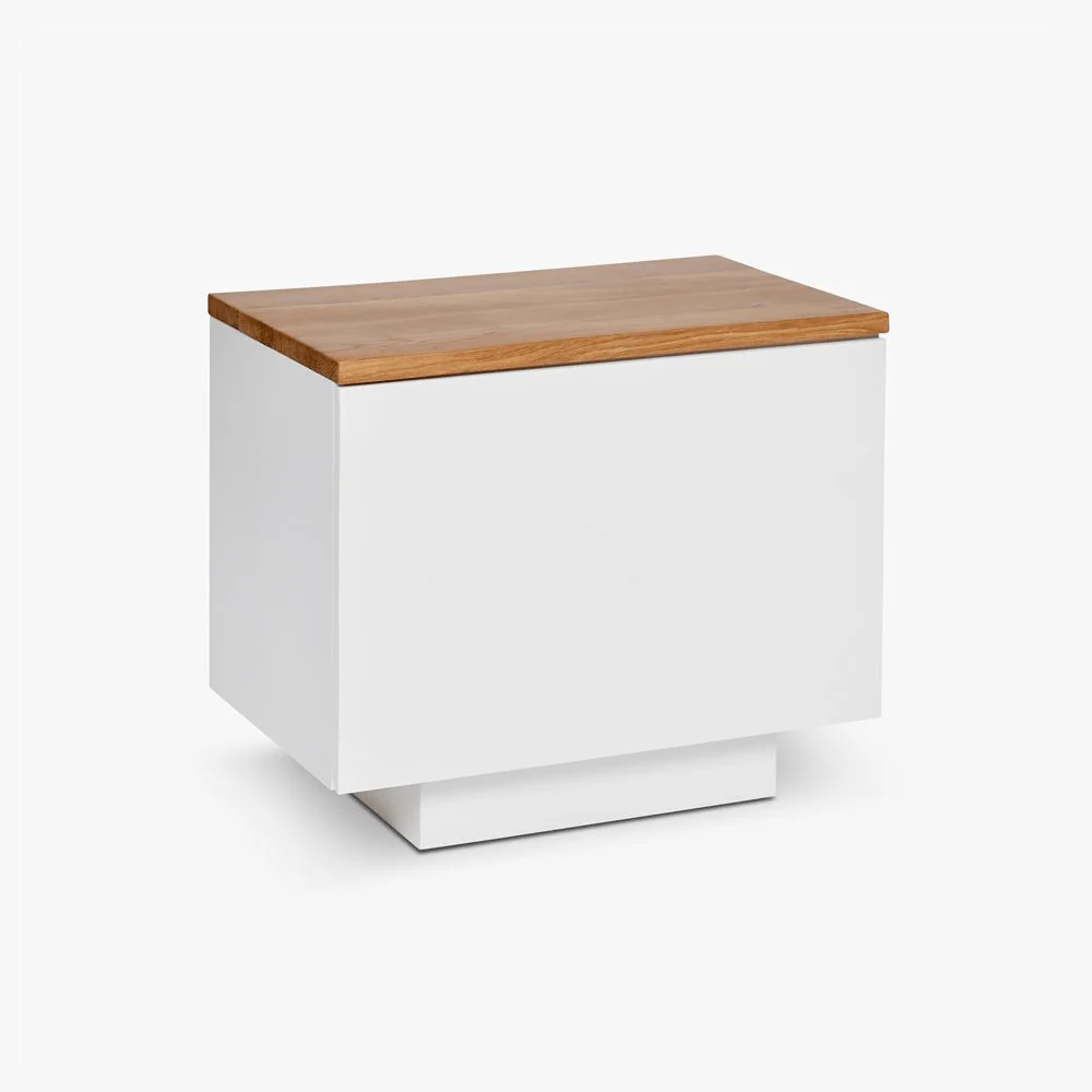 LAMER NIGHTSTAND | שידת לילה מעץ 60/40 ס"מ, עם מדפים סגורים